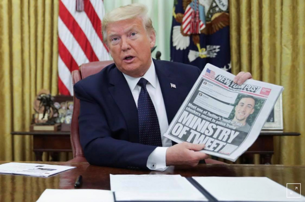 Tổng thống Donald Trump nói chuyện với các phóng viên trước khi ông ký lệnh điều hành các công ty truyền thông xã hội tại Nhà Trắng ngày 28/5/2020. Ảnh: Jonathan Ernst/Reuters