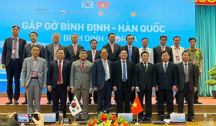 Bộ trưởng Hồ Đức Phớc và lãnh đạo tỉnh chụp ảnh lưu niệm với các nhà đầu tư tại Tọa đàm “Gặp gỡ Bình Định - Hàn Quốc 2022” với chủ đề “Chung tay phát triển”.