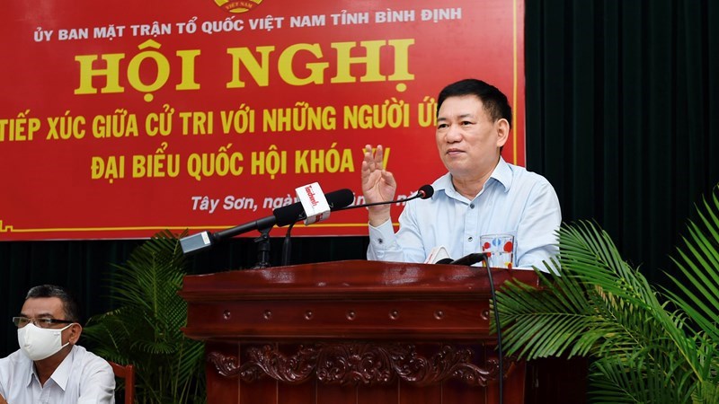 Bộ trưởng Hồ Đức Phớc giải đáp nhiều kiến nghị của cử tri tại xã Bình Hòa, huyện Tây Sơn, tỉnh Bình Định, chiều ngày 12/5/2021. Ảnh: Minh Tuấn