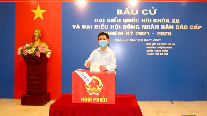 Bộ trưởng Hồ Đức Phớc bỏ phiếu tại khu vực bỏ phiếu số 09, phường Thượng Đình, quận Thanh Xuân, TP. Hà Nội. Ảnh: Đức Minh