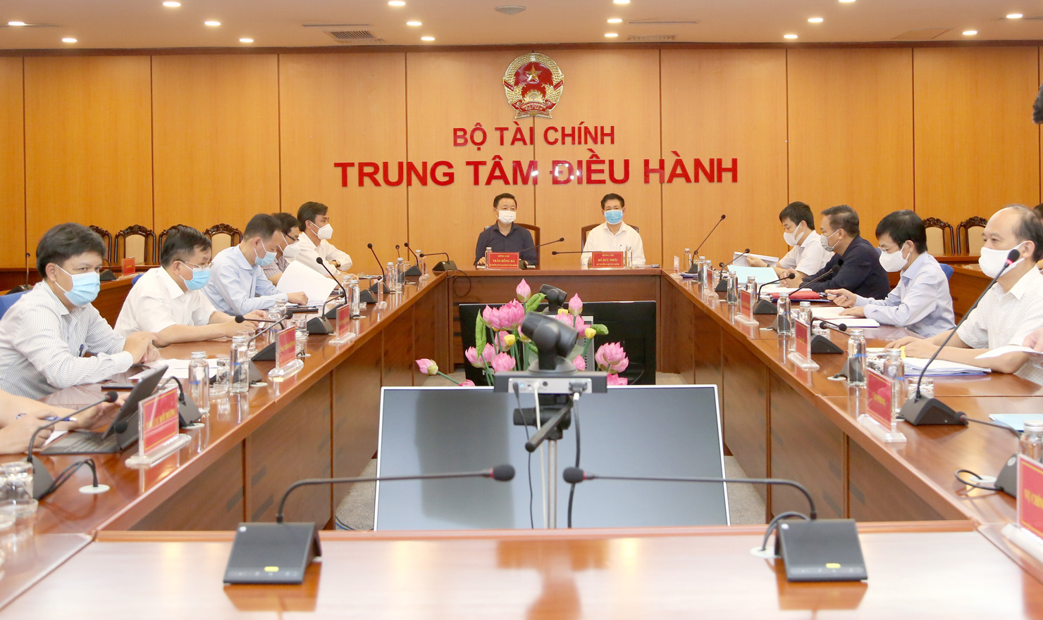 Bộ trưởng Bộ Tài chính Hồ Đức Phớc và Bộ trưởng Bộ Tài nguyên và Môi trường Trần Hồng Hà chủ trì buổi làm việc.
