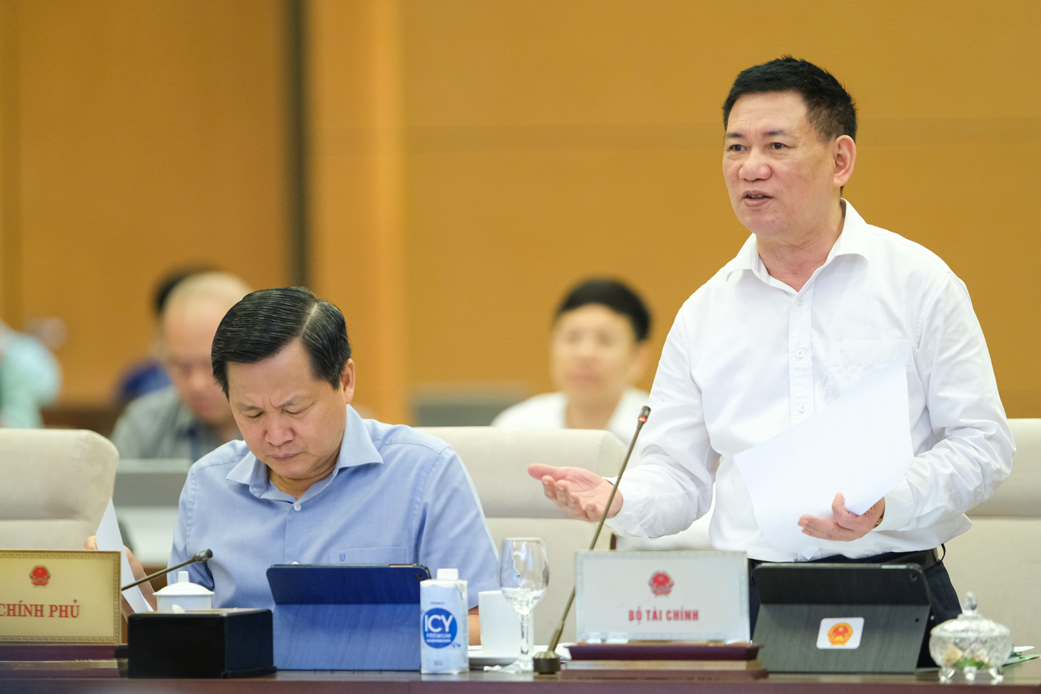 Bộ trưởng Bộ Tài chính Hồ Đức Phớc báo cáo tại phiên họp.