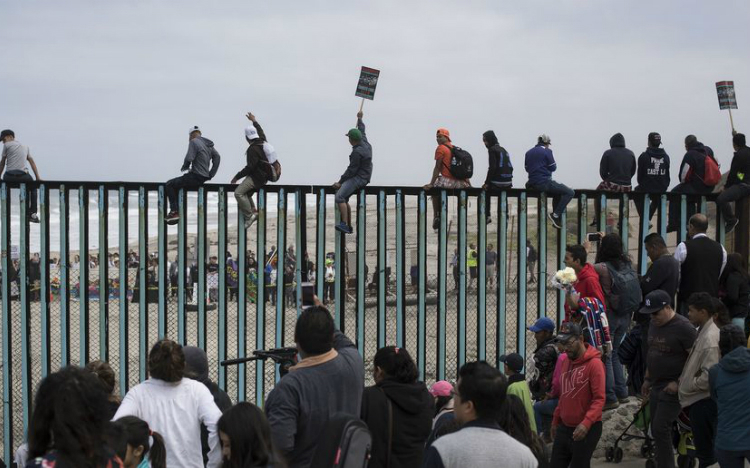 Làn sóng nhập cư trái phép thông qua biên giới Mexico - Mỹ là nguyên nhân khiến chính quyền Trump áp thuế lên toàn bộ hàng hoá Mexico