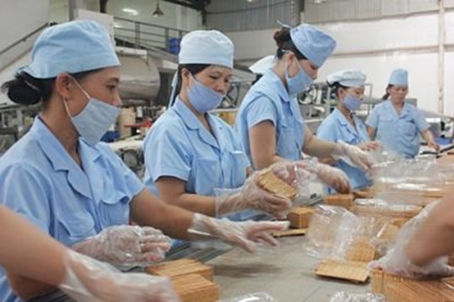 Nữ công nhân lao động đang thi đua lao động sản xuất tại Công ty TNHH Thành Long. Nguồn: internet