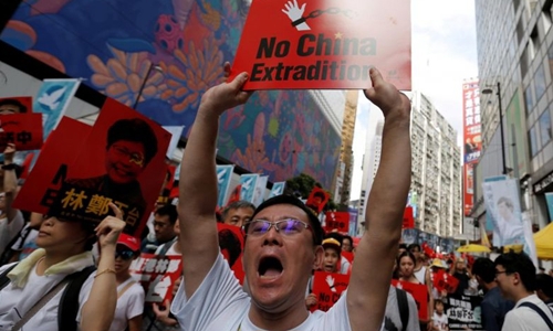 Người Hong Kong xuống đường biểu tình hôm 9/6. Ảnh: Reuters.