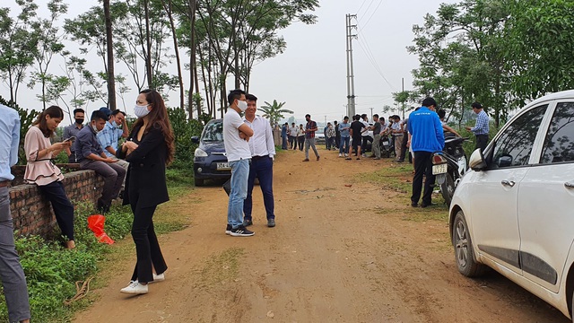 Hàng trăm người đổ về săn đất Hòa Lạc trong cơn sốt đất vào tháng 3/2020. Nguồn: internet