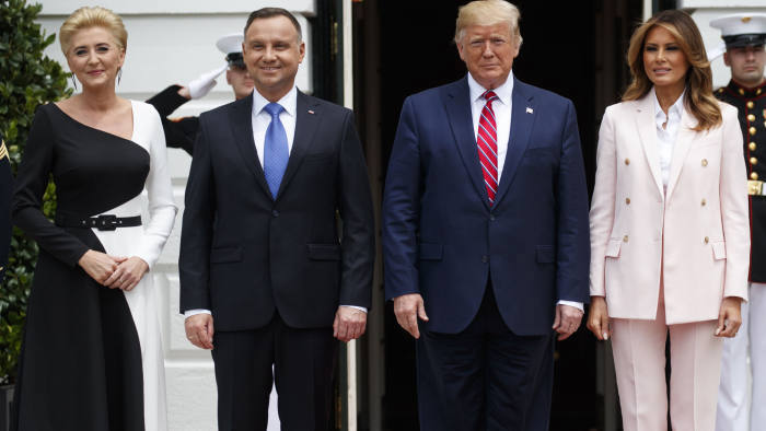 Tổng thống Mỹ Donal Trump (phải) cùng phu nhân chụp ảnh lưu niệm cùng Tổng thống Ba Lan Andrzej Duda và phu nhân. Ảnh AP