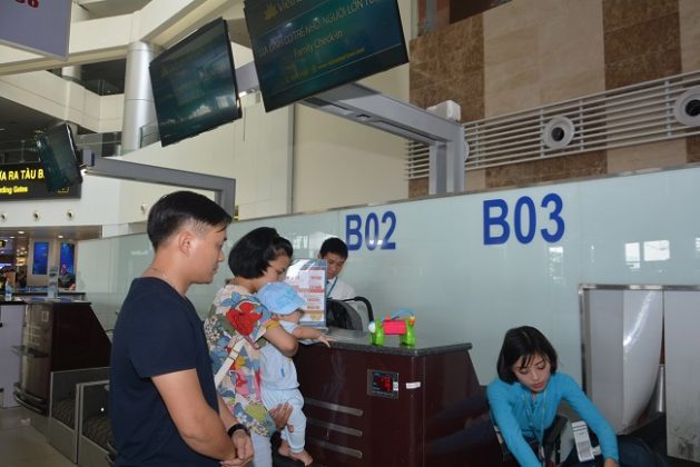 Hành khách có trẻ em đi cùng sẽ được ưu tiên làm thủ tục ở quầy riêng. Ảnh: Nguyễn Trung