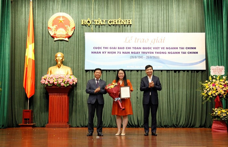 Thứ trưởng Bộ Tài chính Tạ Anh Tuấn trao Giải Đặc biệt cuộc thi Giải báo chí toàn quốc viết về ngành Tài chính năm 2020.