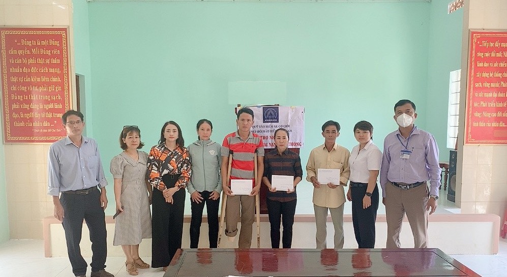 Đại diện Quỹ Bảo hiểm xe cơ giới - Hiệp hội Bảo hiểm Việt Nam, đại diện Công ty Bảo hiểm Bảo Việt - Quảng Ngãi, đại diện Công ty Bảo hiểm Bảo Minh - Quảng Ngãi đã trao hỗ trợ nhân đạo cho gia đình các nạn nhân.