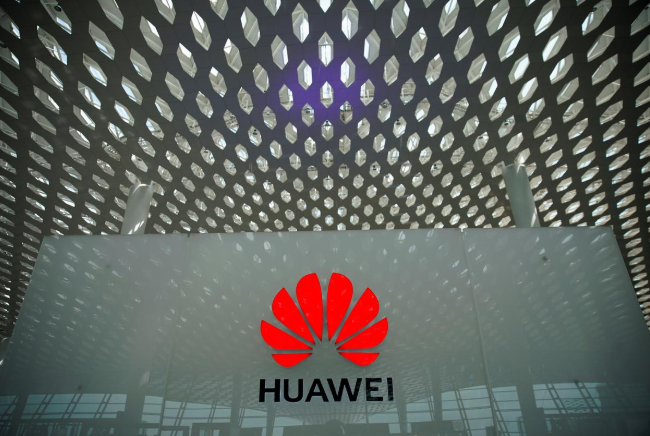 Logo Huawei xuất hiện tại sân bay quốc tế Thâm Quyến, tỉnh Quảng Đông, Trung Quốc ngày 17/6/2019. Ảnh: Reuters