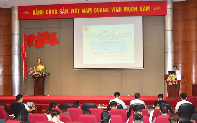 Hội nghị tập huấn, hướng dẫn đăng ký, kê khai, nộp thuế đối với cá nhân có hoạt động kinh doanh thương mại điện tử do Cục Thuế Hà Nội tổ chức. Nguồn: internet