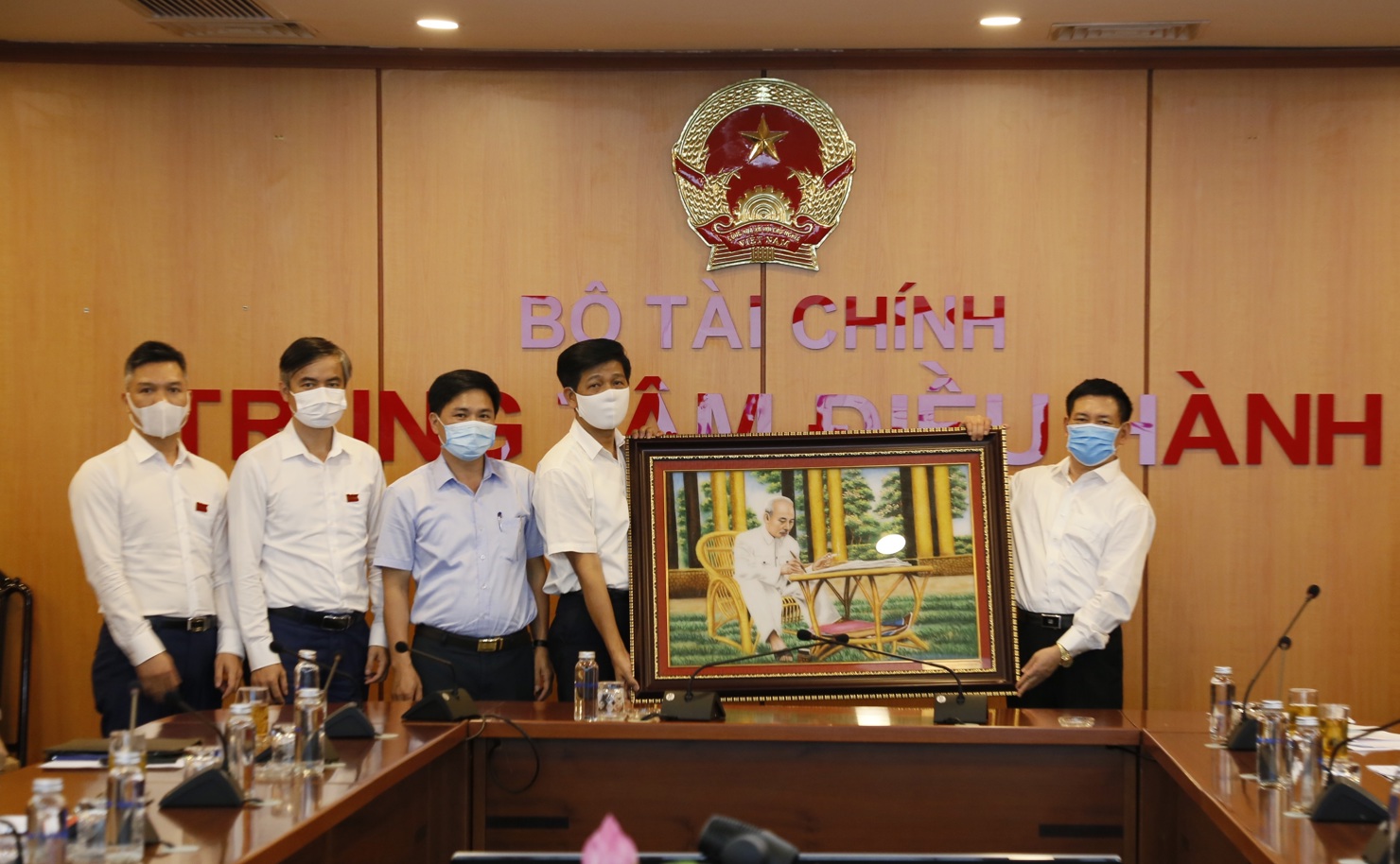 Bộ trưởng Bộ Tài chính Hồ Đức Phớc tặng quà lưu niệm cho Tạp chí Tài chính.