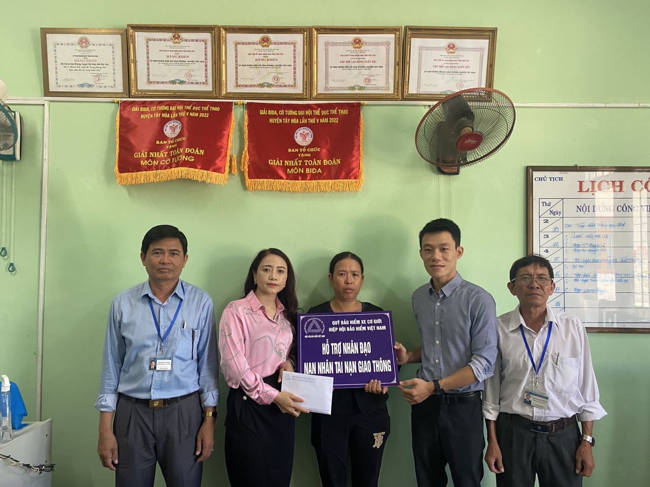 Đại diện Quỹ Bảo hiểm xe cơ giới và các công ty bảo hiểm trao hỗ trợ nhân đạo tại Phú Yên.