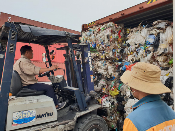 Hải quan TP Hải Phòng kiểm tra một container phế liệu nhập về cảng nhưng không có người nhận. Nguồn: internet