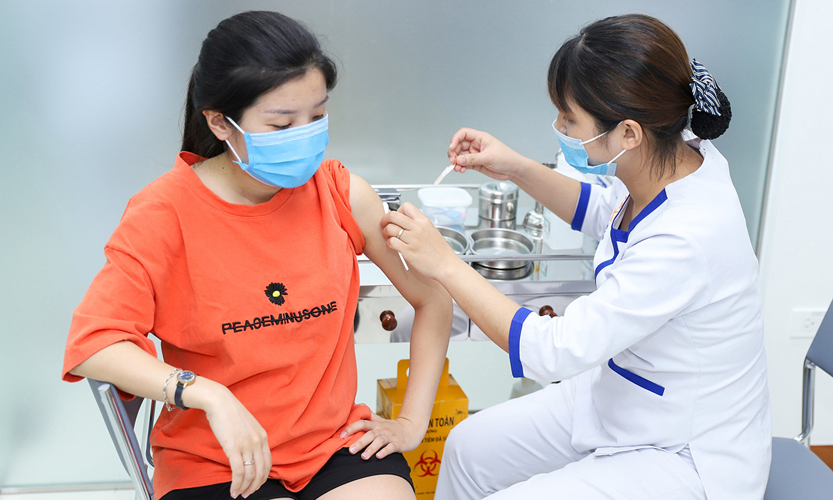 Cần tiêm chủng vắc xin phối hợp phòng bệnh bạch hầu (ComBe Five hoặc DPT-VGB-Hib (SII), Td) đủ mũi tiêm và đúng lịch. Nguồn: internet