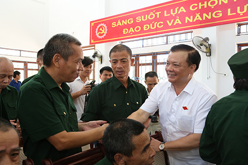 Bộ trưởng Bộ Tài chính Đinh Tiến Dũng ân cần hỏi thăm sức khỏe các thương bệnh binh tại Trung tâm Điều dưỡng thương binh Nho Quan. Nguồn: TBTC