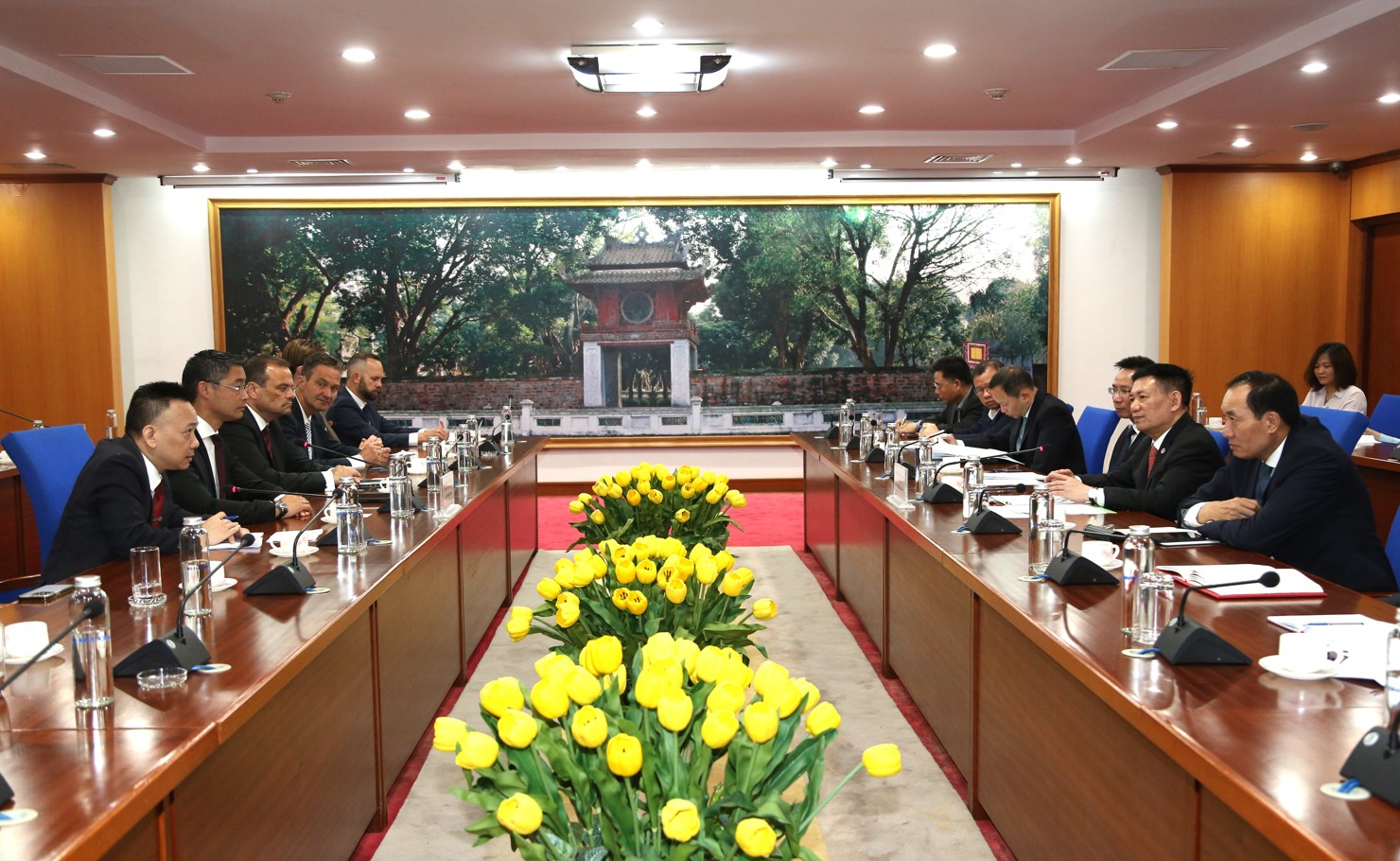 Toàn cảnh cuộc làm việc.
