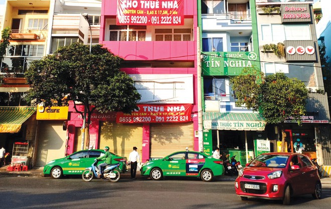 Trên nhiều tuyến phố xuất hiện khá phổ biến biển rao bán, cho thuê nhà mặt tiền. Ảnh: Trọng Tín