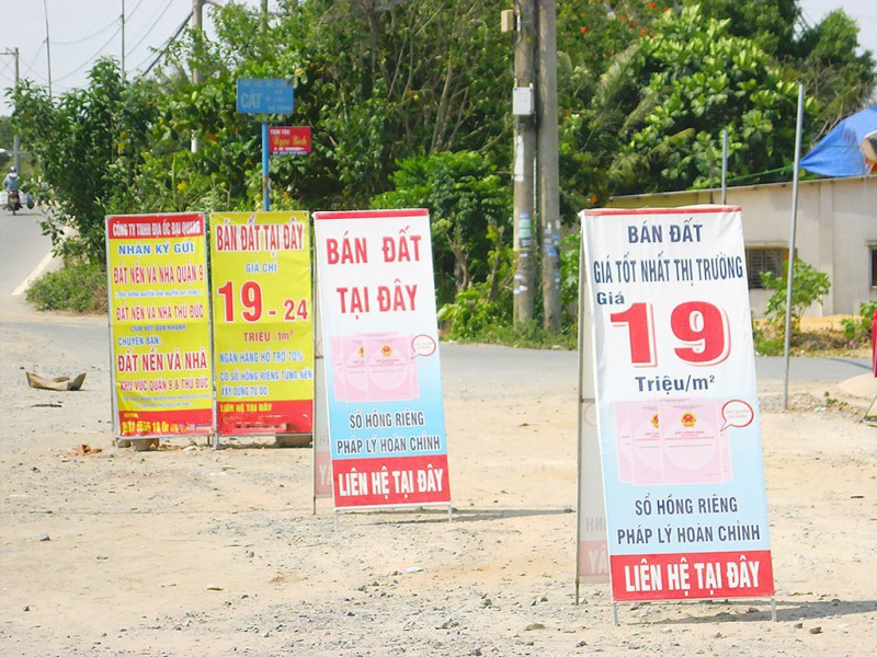 Để cắt cơn sốt, các địa phương đã phải sử dụng mệnh lệnh hành chính.