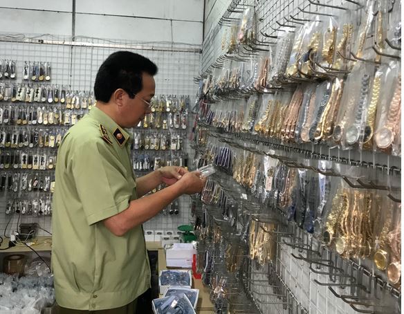 Cục QLTT Hà Nội kiểm tra hàng hoá có dấu hiệu vi phạm. Nguồn: internet