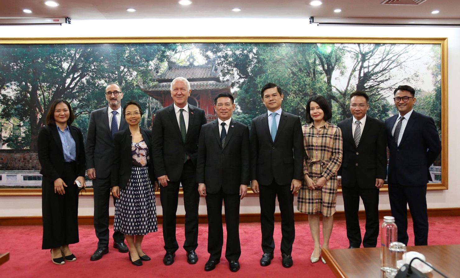 Bộ trưởng Bộ Tài chính Hồ Đức Phớc và Đại sứ Thụy Sỹ Ivo Sieber cùng các đại biểu tham dự cuộc làm việc.