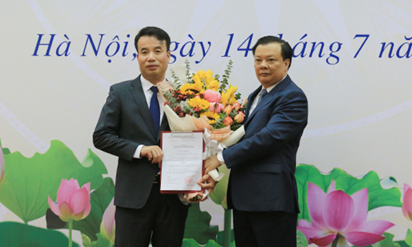 Bộ trưởng Bộ Tài chính Đinh Tiến Dũng - Chủ tịch Hội đồng Quản lý BHXH Việt Nam (bên phải) trao quyết định bổ nhiệm Tổng Giám đốc BHXH Việt Nam cho ông Nguyễn Thế Mạnh. Ảnh: BHXH Việt Nam