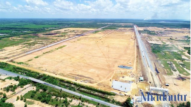  Những khu vực có quỹ đất rộng, cơ sở hạ tầng được đồng bộ thường được các nhà đầu tư phân khúc bất động sản công nghiệp ưu tiên, lựa chọn (trong ảnh là một khu công nghiệp tại tỉnh Long An, đang trong quá trình đầu tư, xây dựng). Ảnh: Lý Tuấn 