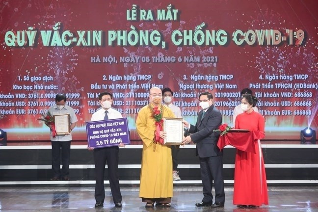 Thủ tướng Chính phủ Phạm Minh Chính trao chứng nhận cảm ơn Giáo hội Phật Giáo Việt Nam đã ủng hộ Quỹ vắc xin 3,5 tỷ đồng. (Ảnh:TA).