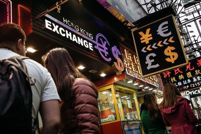 Bên ngoài một điểm đổi tiền tại Hong Kong. Ảnh:Bloomberg