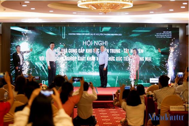  Các đại biểu nhấn nút khai mạc hội nghị "Kết nối giao thương giữa nhà cung cấp khu vực miền Trung – Tây Nguyên với các doanh nghiệp xuất khẩu và tổ chức xúc tiến thương mại". Ảnh: Nguyễn Tri 