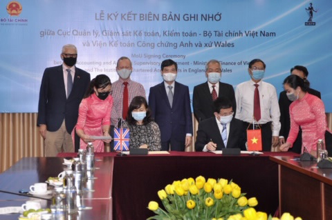 Ông Vũ Đức Chính - Cục trưởng Cục QLKT và bà Đặng Thị Mai Trang - Trưởng Đại diện ICAEW tại Việt Nam ký biên bản ghi nhớ.