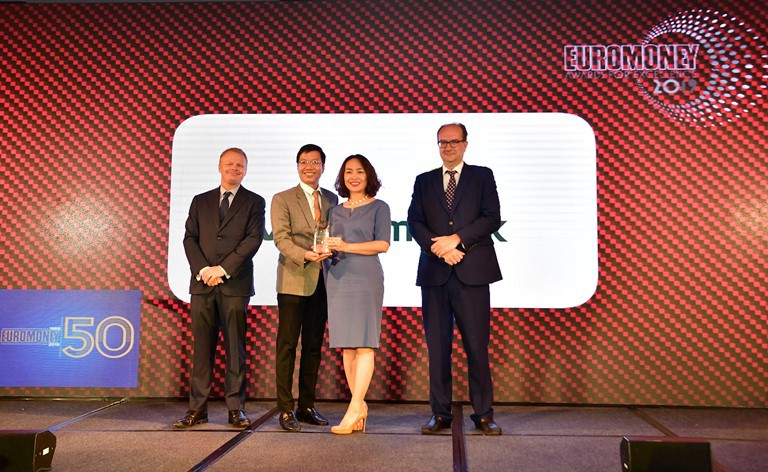 Đại diện Vietcombank, bà Nguyễn Thị Kim Oanh – Phó Tổng Giám đốc (thứ 2 từ phải sang) và ông Nguyễn Tiến Đạt – Phó Trưởng phòng Kế hoạch TSC (thứ 2 từ trái sang) nhận giải thưởng “Ngân hàng tốt nhất Việt Nam” năm 2019 do Tạp chí Euromoney trao tặng.
