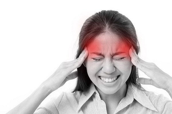 Đau nửa đầu có thể xuất hiện ở một bên hoặc cả hai bên đầu.