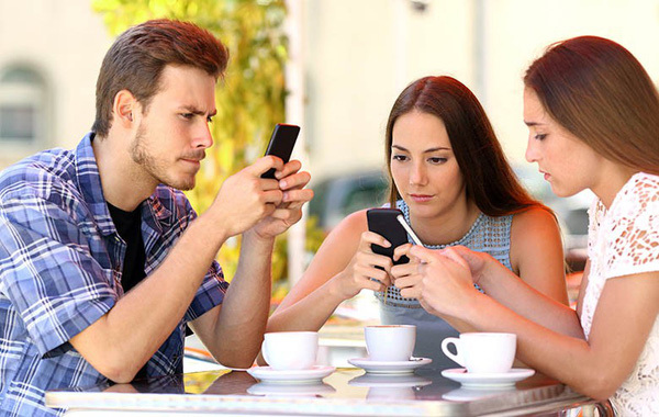 Việc nghiện sử dụng điện thoại thông minh và các thiết bị điện tử cầm tay sẽ làm biến đổi hộp sọ. Nguồn: internet