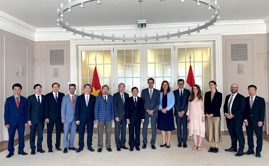 Các đại biểu chụp ảnh lưu niệm.