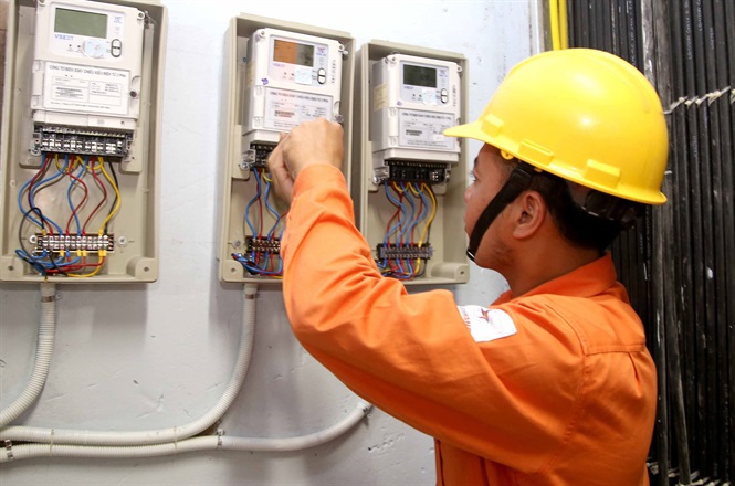 Các đơn vị Điện lực tại quận huyện kiểm tra công tơ đo đạc tại hộ gia đình.