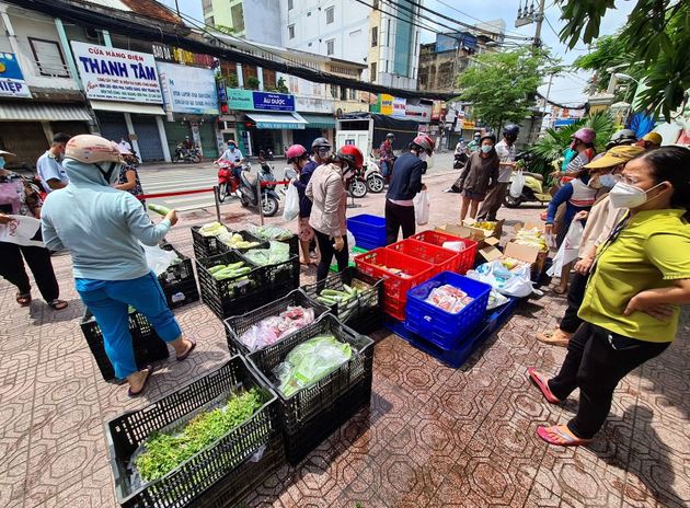  Việc có thêm các địa điểm bán hàng lưu động giúp người dân tiếp cận dễ dàng hơn đến những mặt hàng thiết yếu. Ảnh: Ngọc Hiển 