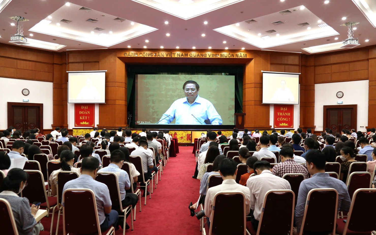 Cán bộ, đảng viên Đảng bộ Bộ Tài chính nghe đồng chí Phạm Minh Chính - Ủy viên Bộ Chính trị, Thủ tướng Chính phủ truyền đạt chuyên đề về tiếp tục đổi mới hoàn thiện thể chế chính sách, nâng cao hiệu lực, hiệu quả quản lý sử dụng đất.