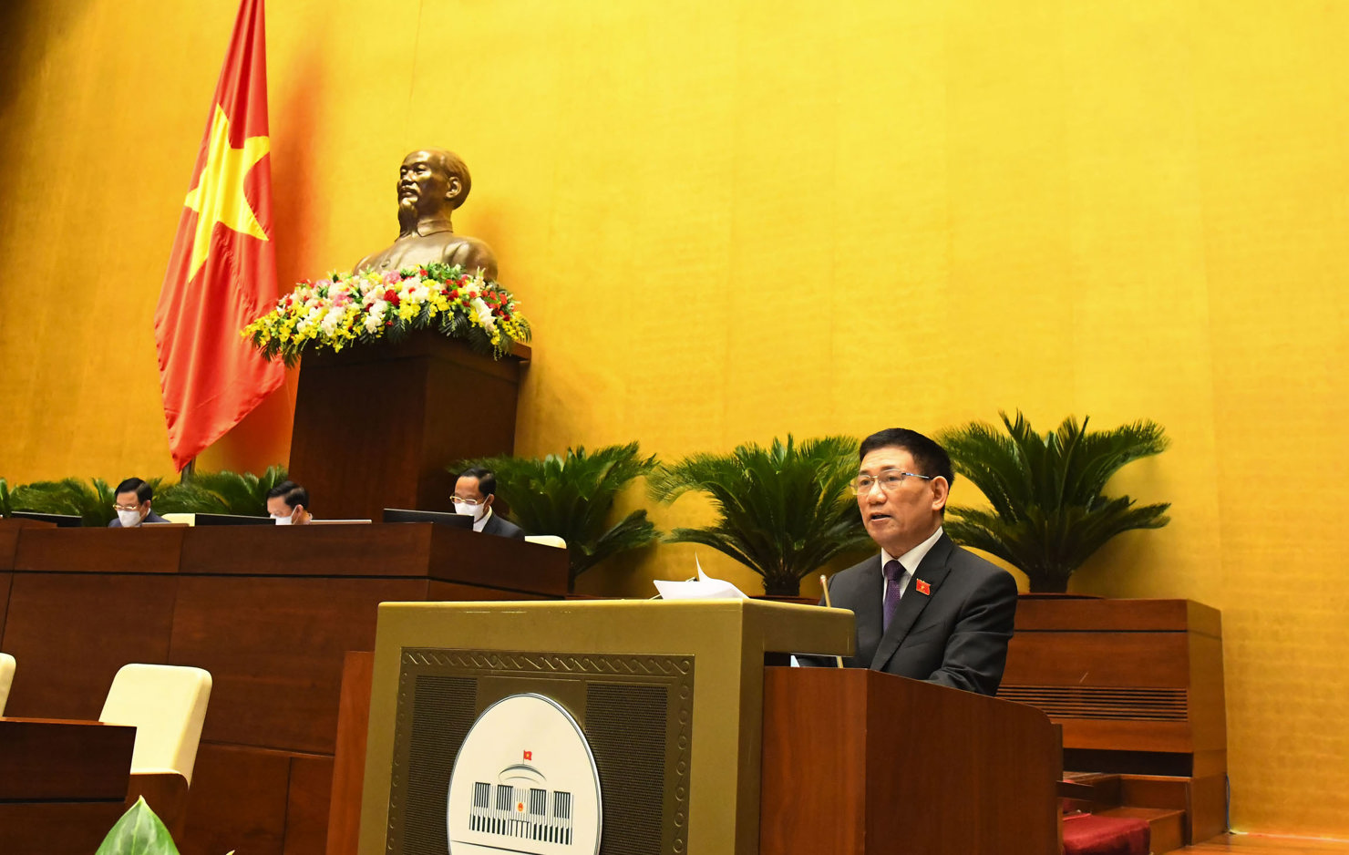 Bộ trưởng Bộ Tài chính Hồ Đức Phớc trình bày Báo cáo về công tác thực hành tiết kiệm, chống lãng phí năm 2020. Ảnh: QH