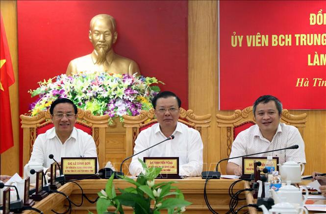 Bộ trưởng Đinh Tiến Dũng (giữa) tại buổi làm việc. Nguồn: TTXVN