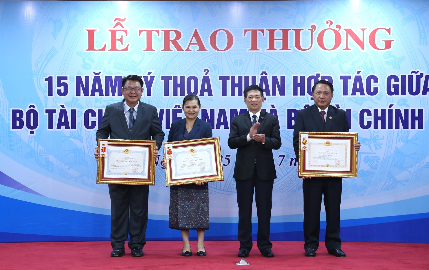 Bộ trưởng Hồ Đức Phớc trao khen thưởng cấp Nhà nước cho Bộ trưởng và các cá nhân của Bộ Tài chính Lào.