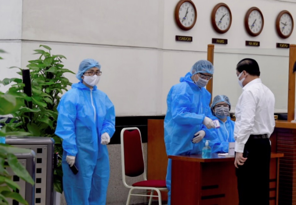 Bộ Tài chính thiết lập lại hệ thống kiểm dịch, kiểm tra thân nhiệt cán bộ công chức và khách vào trụ sở.  Ảnh: Minh Tuấn