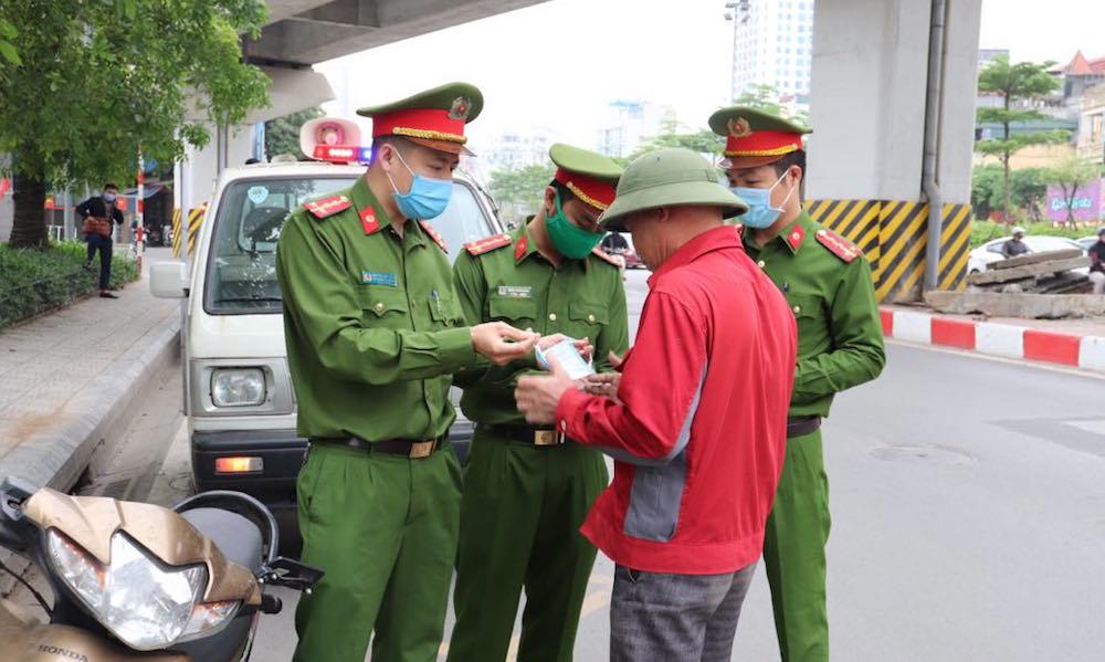 Hà Nội xử phạt hơn 1,5 tỷ đồng trong 3 ngày đầu giãn cách xã hội. Ảnh: Hanoimoi.