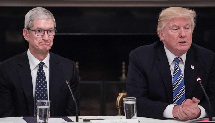 CEO Tim Cook (trái) của Apple trong một cuộc gặp với Tổng thống Donald Trump - Ảnh: Reuters