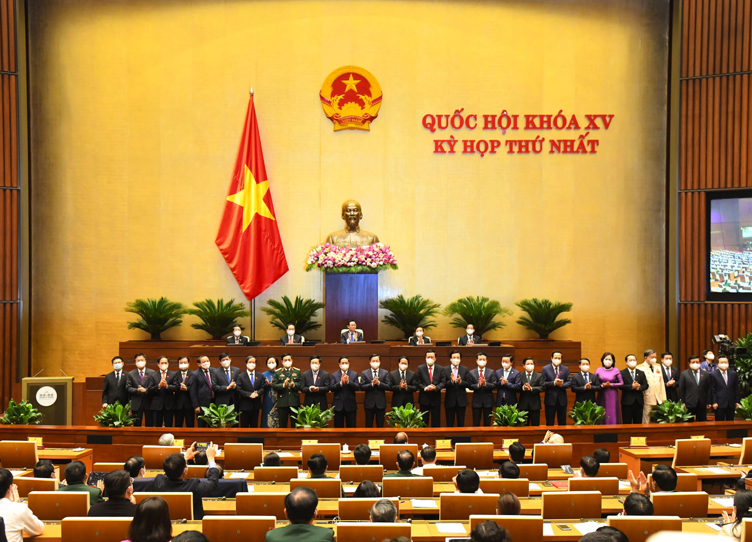 Bộ trưởng Bộ Tài chính Hồ Đức Phớc cùng các thành viên Chính phủ ra mắt Quốc hội.