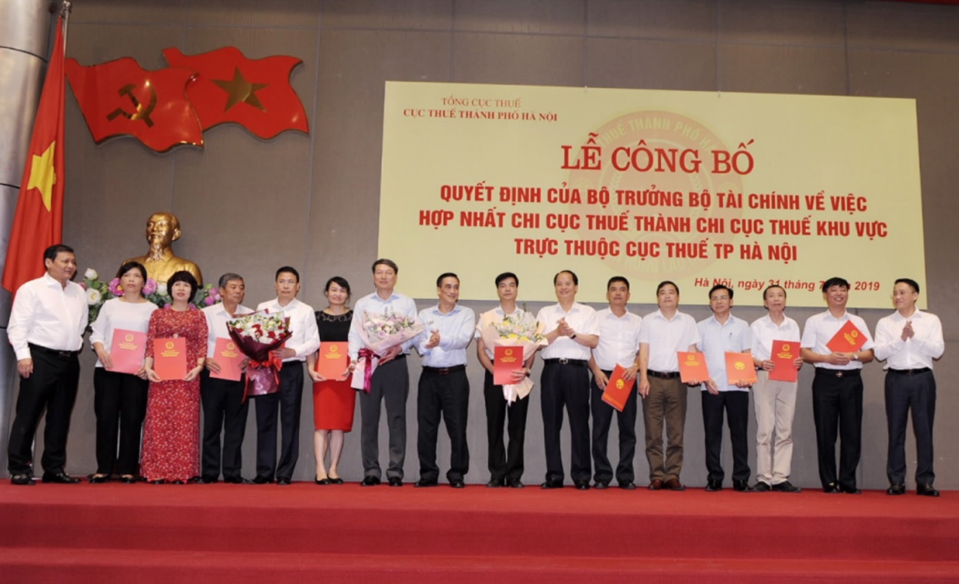 Đại diện Lãnh đạo Bộ Tài chính, Tổng cục Thuế, UBND TP. Hà Nội chúc mừng Lãnh đạo các Chi Cục Thuế Khu vực thuộc Cục Thuế TP. Hà Nội.
