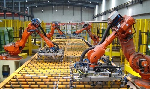 Robot ABB (Thụy Sĩ) bốc xếp trong một nhà máy bia Việt Nam. Ảnh: Viễn Thông