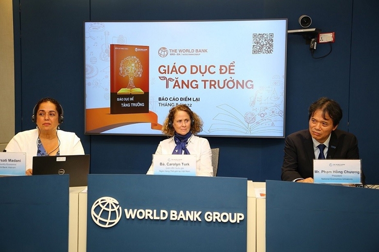 Các diễn giả tham dự họp báo công bố báo cáo cập nhật kinh tế Việt Nam với tựa đề “Giáo dục để tăng trưởng”
