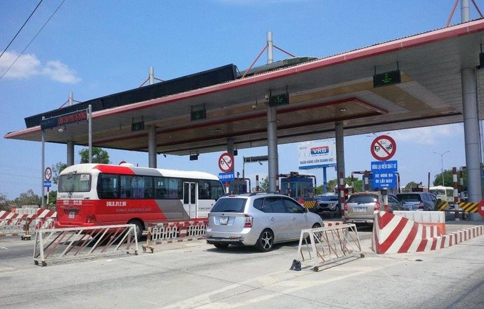 Xe ô tô kinh doanh vận tải hành khách sẽ chỉ nộp phí bằng 70% mức thu quy định trước đó. Nguồn: internet